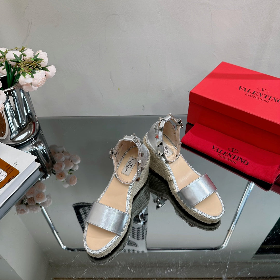ROCKSTUD WEDGE 85 MM IN SILVER CALFSKIN - 35
