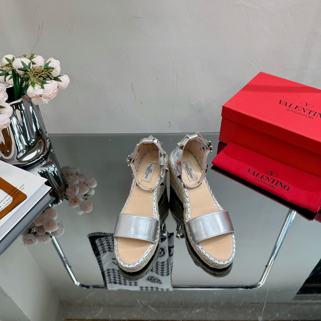 ROCKSTUD WEDGE 85 MM IN SILVER CALFSKIN - 35