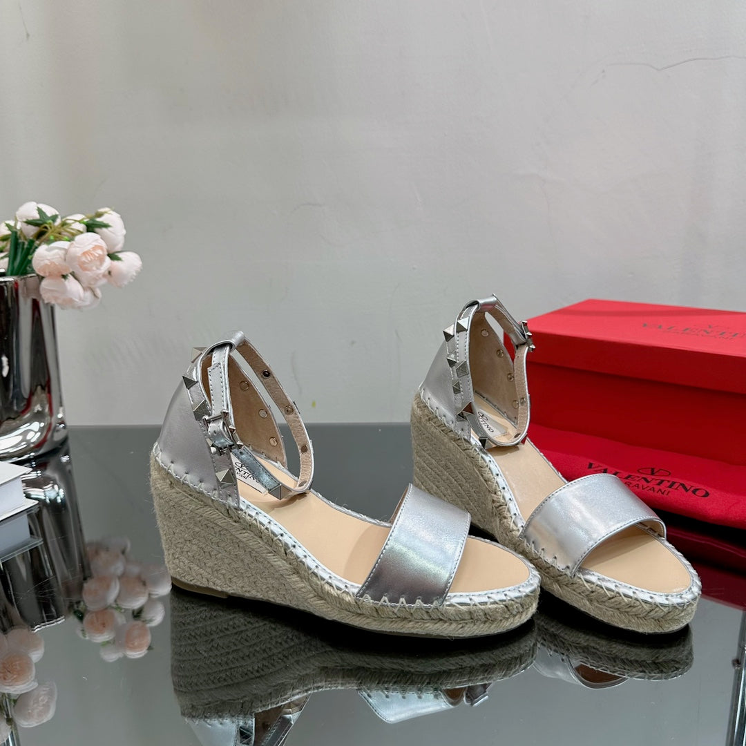 ROCKSTUD WEDGE 85 MM IN SILVER CALFSKIN - 35