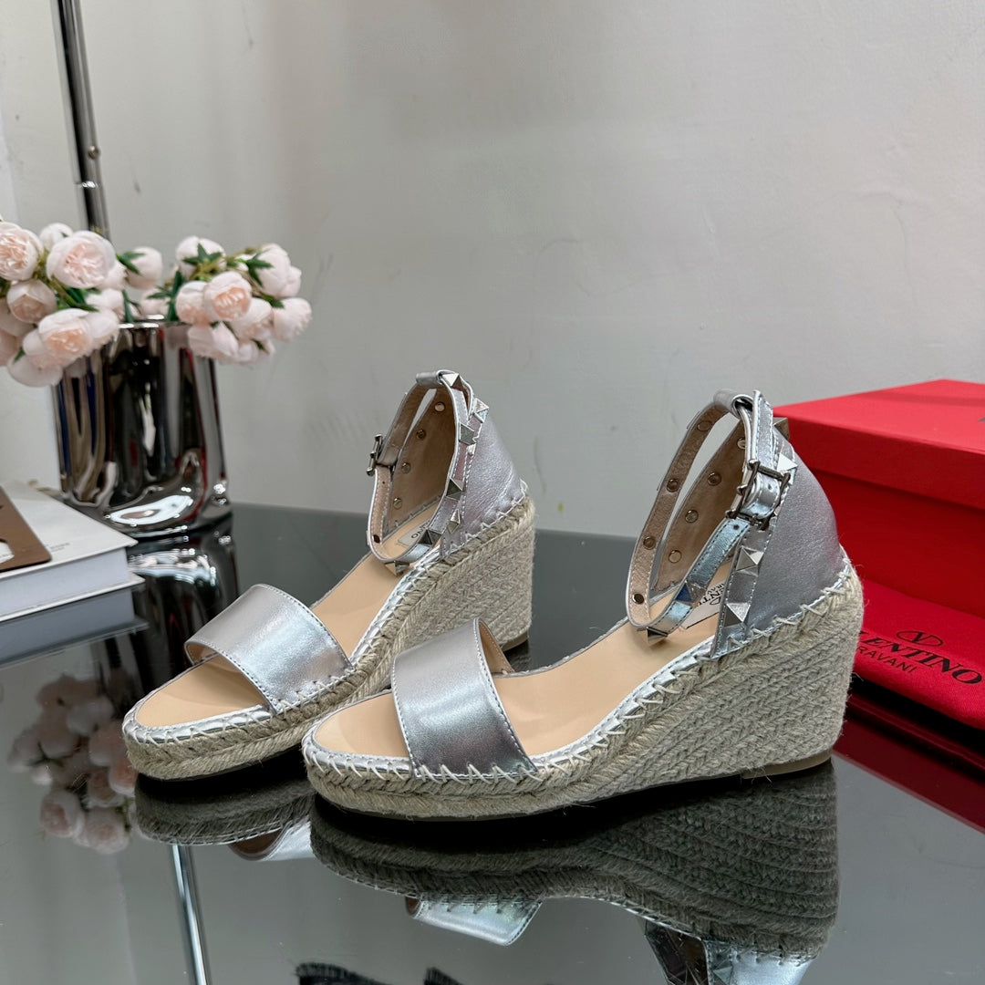 ROCKSTUD WEDGE 85 MM IN SILVER CALFSKIN - 35