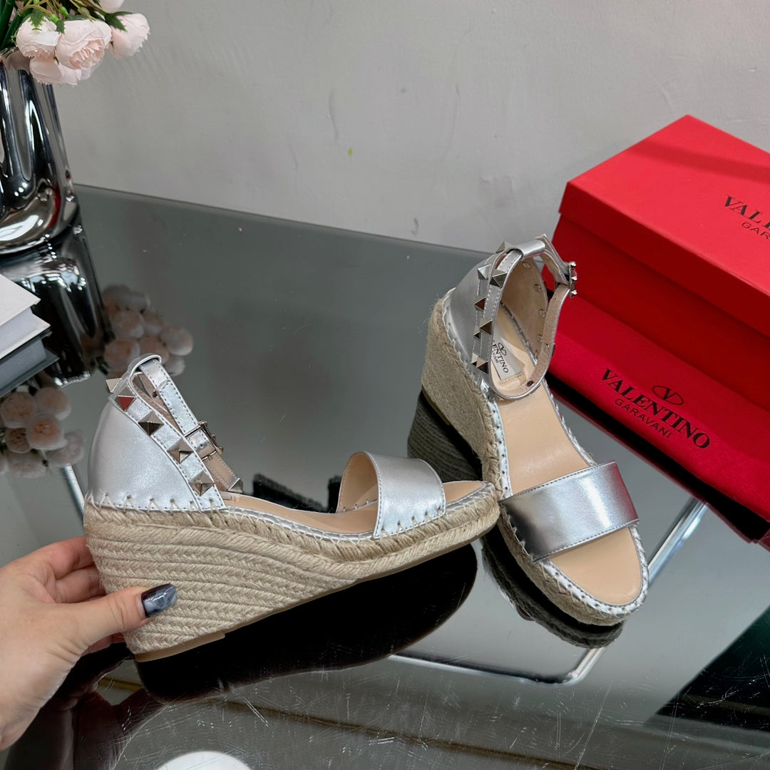 ROCKSTUD WEDGE 85 MM IN SILVER CALFSKIN - 35