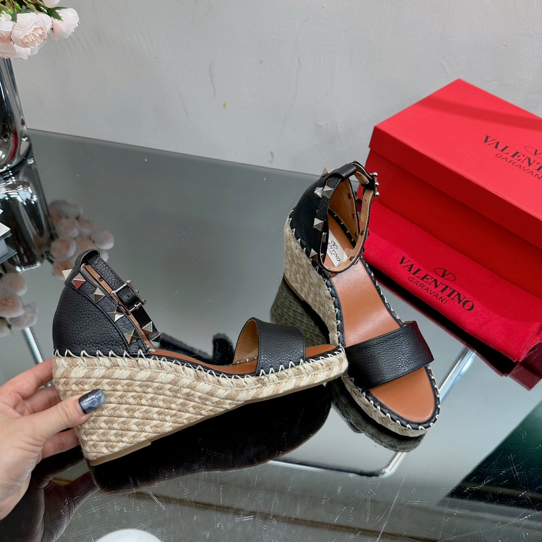 ROCKSTUD WEDGE 85 MM IN BLACK CALFSKIN - 35