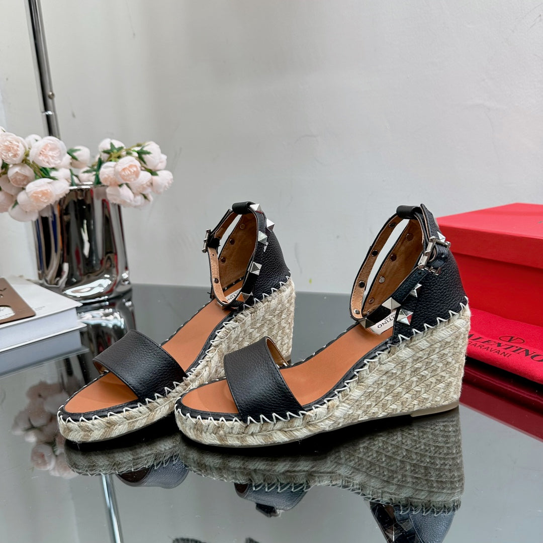 ROCKSTUD WEDGE 85 MM IN BLACK CALFSKIN - 35