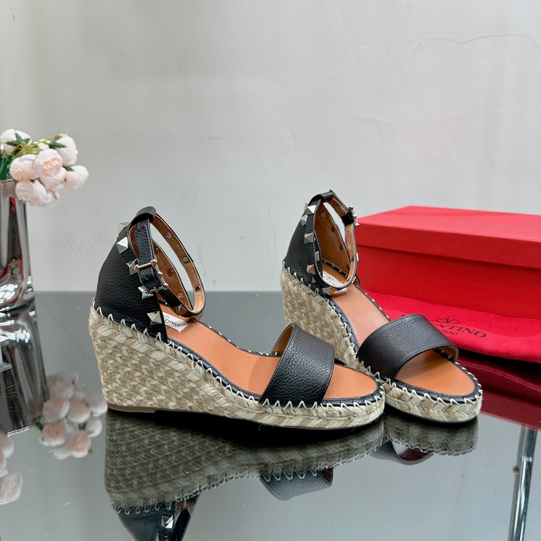 ROCKSTUD WEDGE 85 MM IN BLACK CALFSKIN - 35