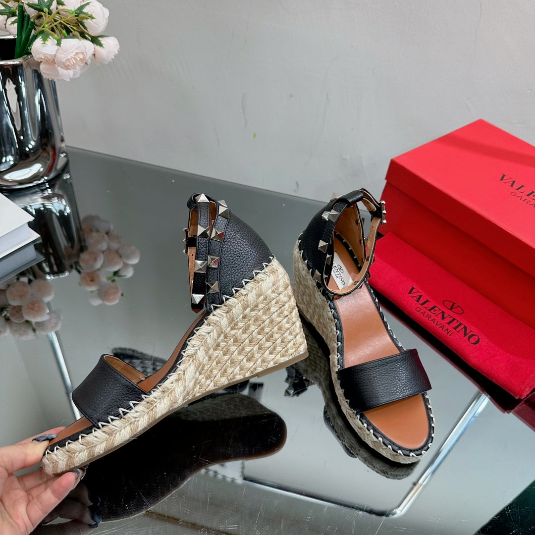 ROCKSTUD WEDGE 85 MM IN BLACK CALFSKIN - 35