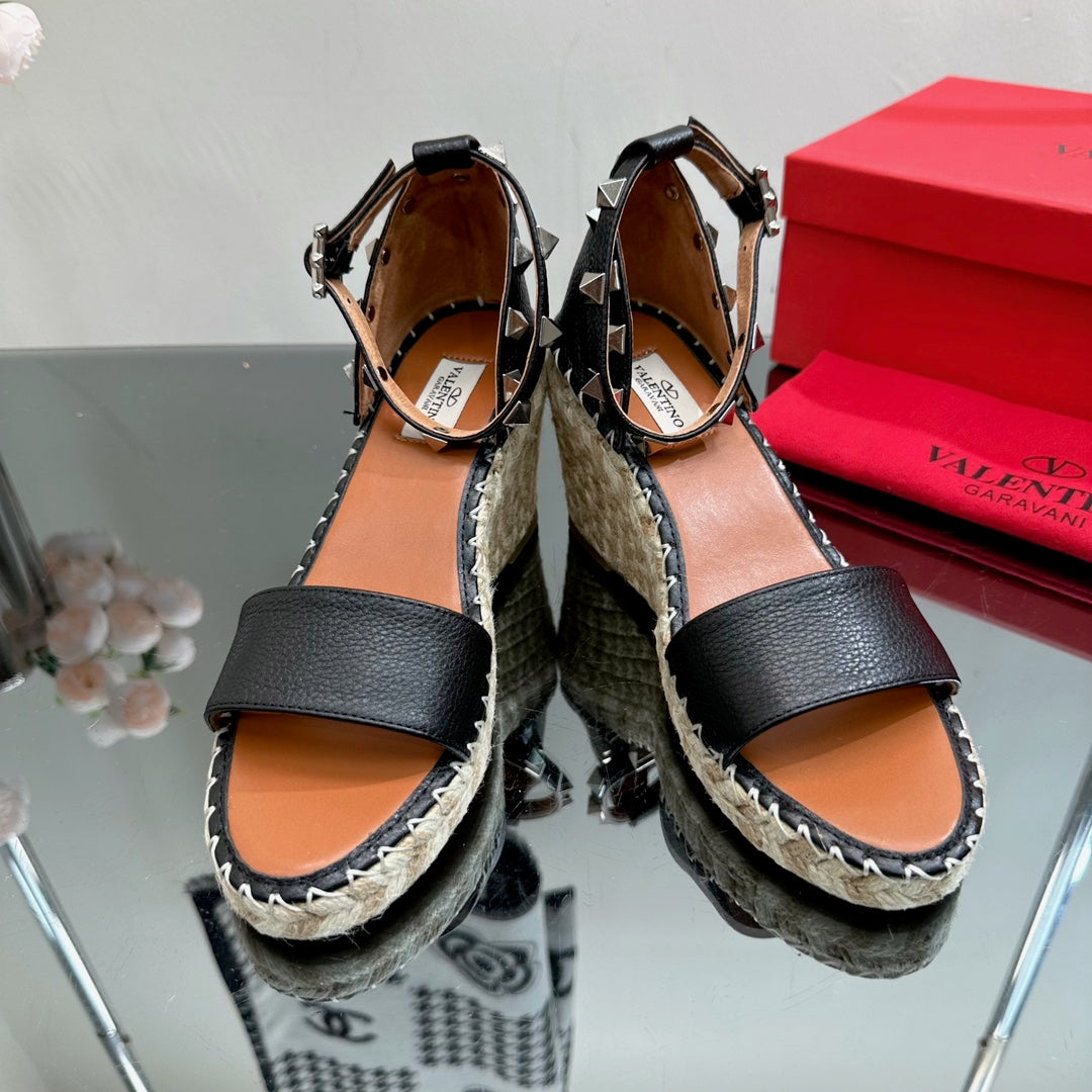 ROCKSTUD WEDGE 85 MM IN BLACK CALFSKIN - 35