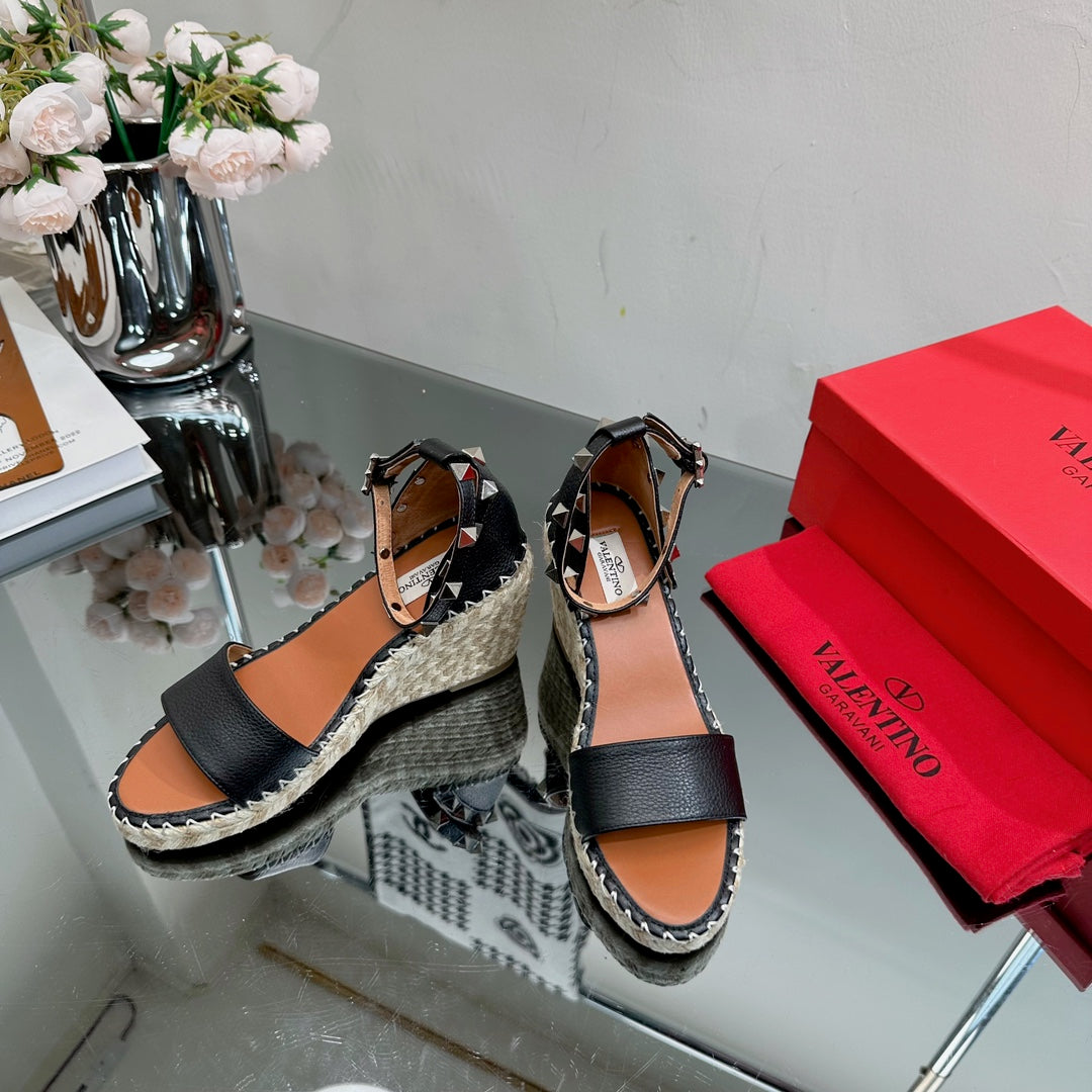 ROCKSTUD WEDGE 85 MM IN BLACK CALFSKIN - 35