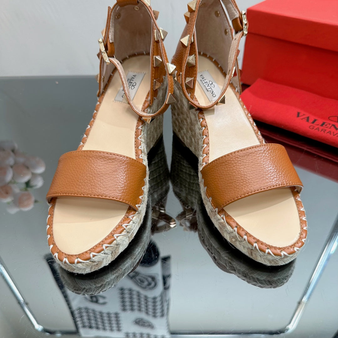 ROCKSTUD WEDGE 85 MM IN BRONZE BROWN CALFSKIN - 35