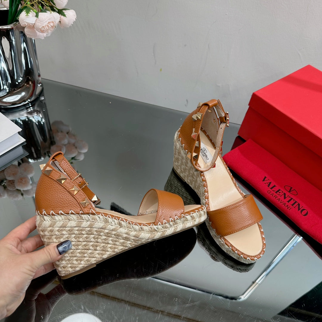 ROCKSTUD WEDGE 85 MM IN BRONZE BROWN CALFSKIN - 35