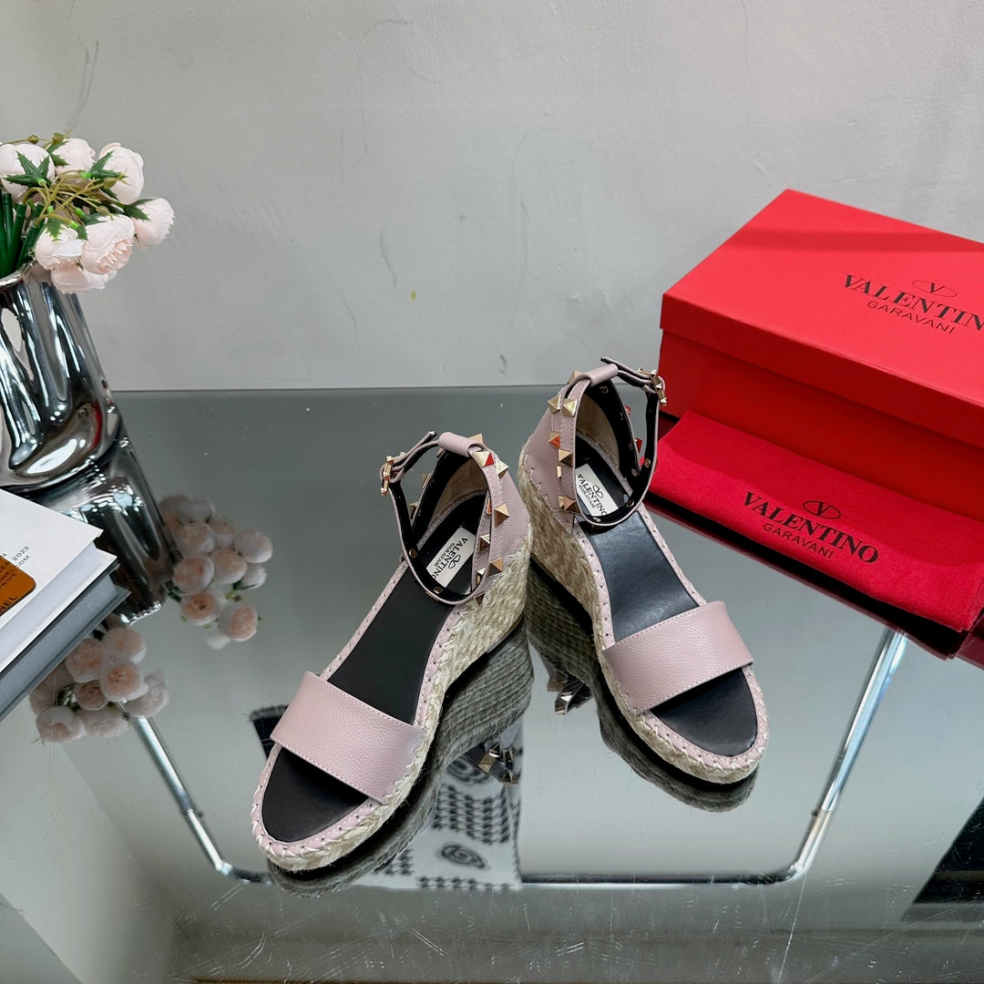 ROCKSTUD WEDGE 85 MM IN CREPE PINK CALFSKIN - 35