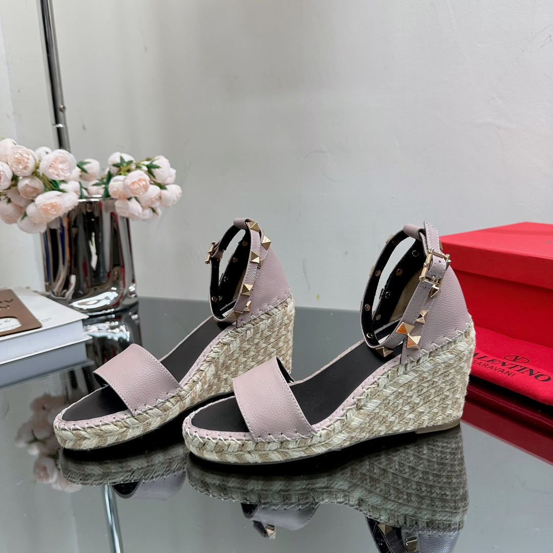 ROCKSTUD WEDGE 85 MM IN CREPE PINK CALFSKIN - 35