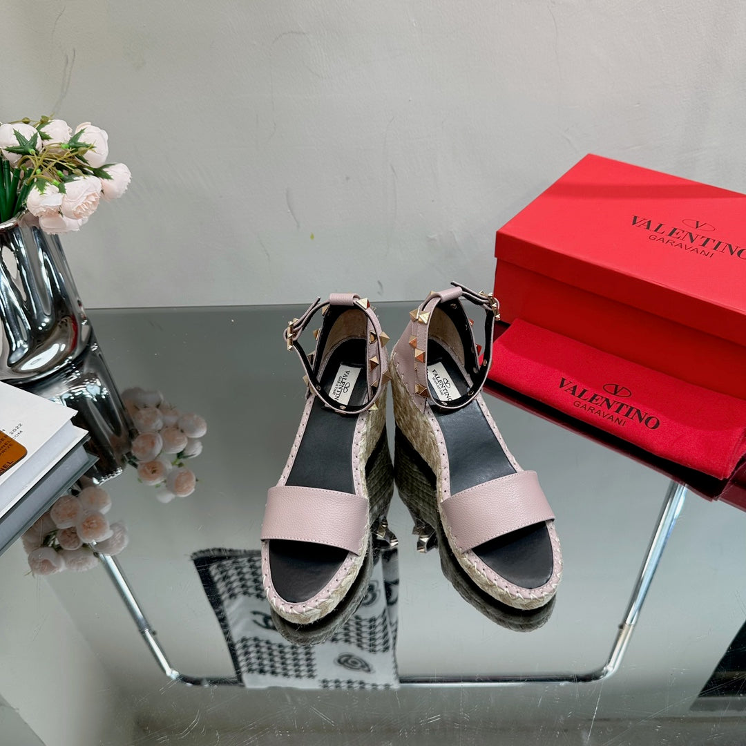 ROCKSTUD WEDGE 85 MM IN CREPE PINK CALFSKIN - 35