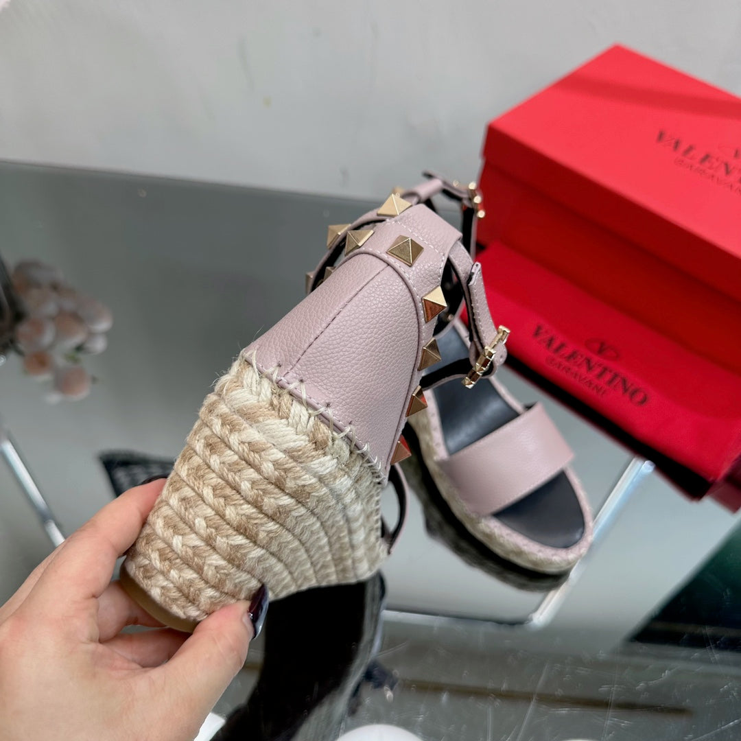 ROCKSTUD WEDGE 85 MM IN CREPE PINK CALFSKIN - 35