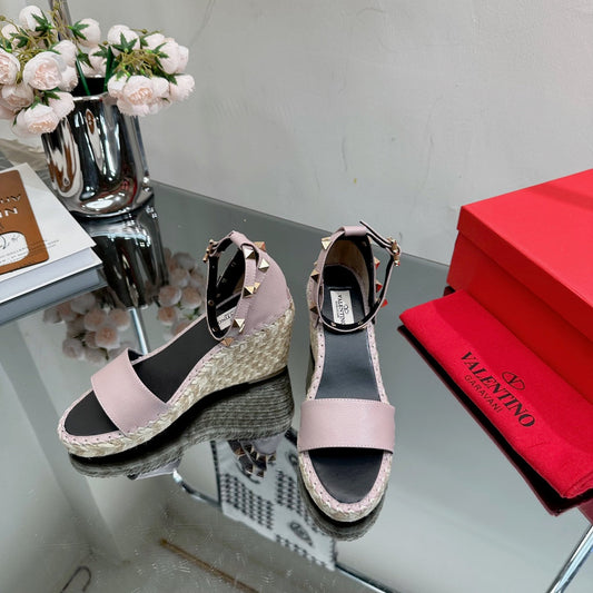 ROCKSTUD WEDGE 85 MM IN CREPE PINK CALFSKIN - 35