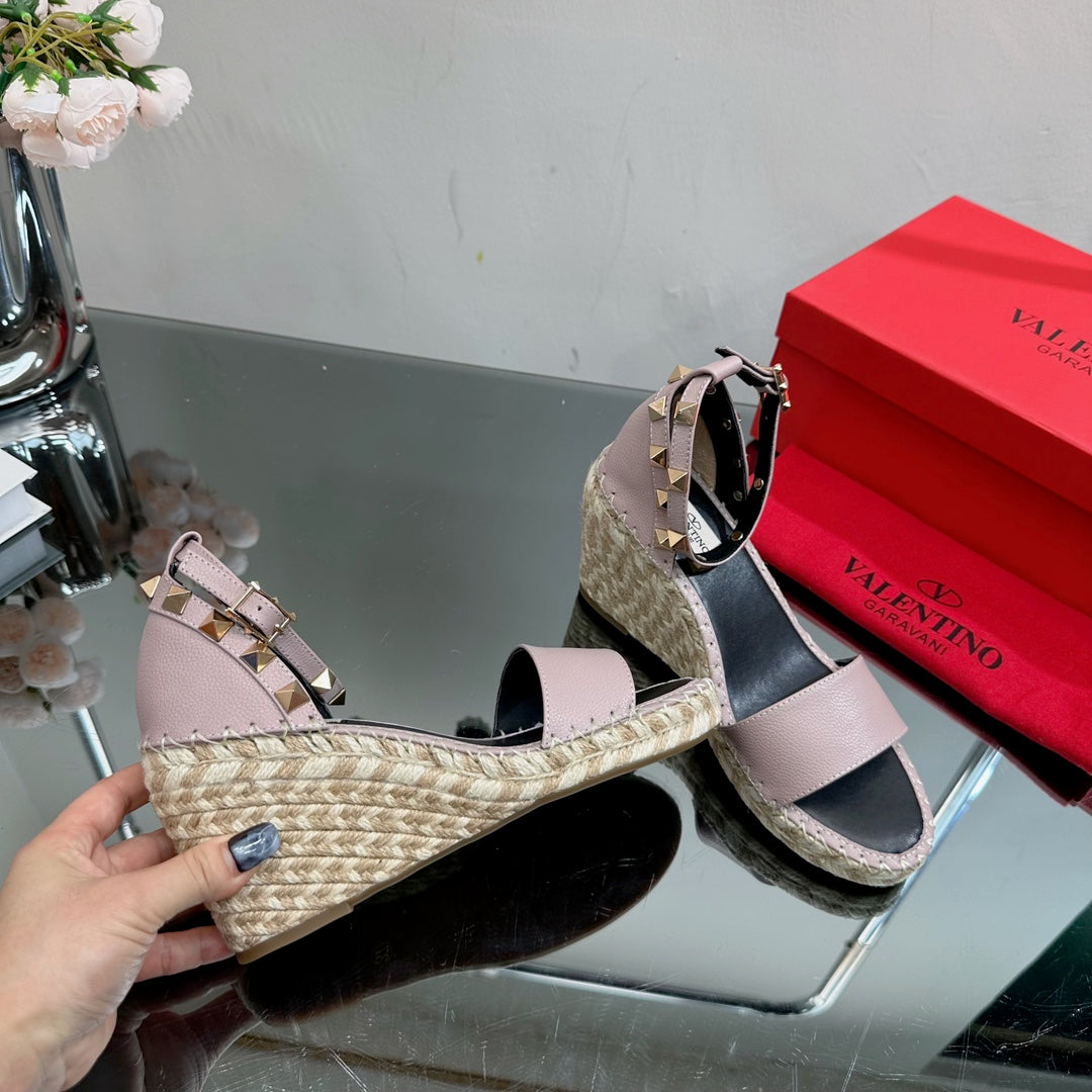 ROCKSTUD WEDGE 85 MM IN CREPE PINK CALFSKIN - 35