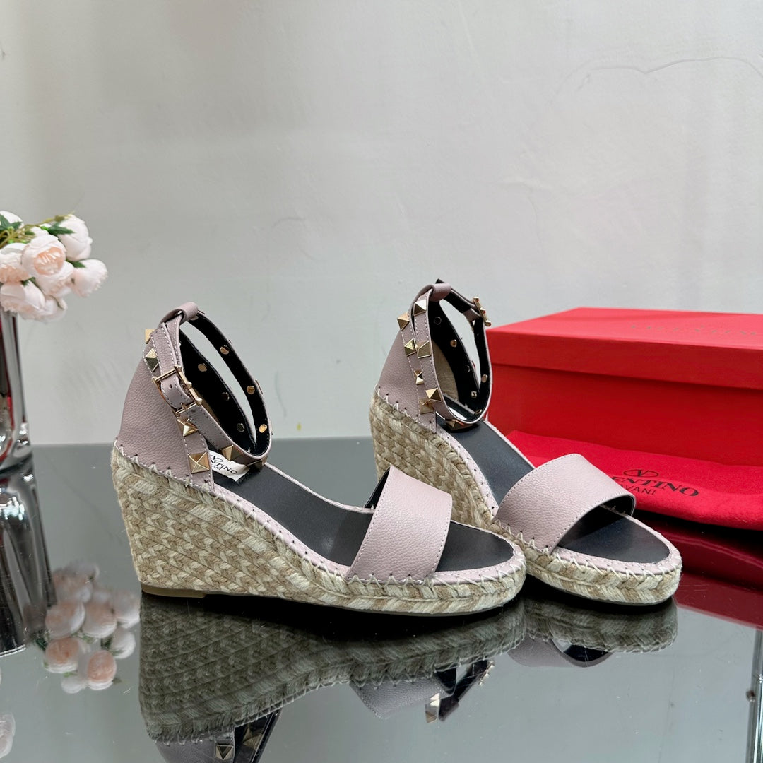 ROCKSTUD WEDGE 85 MM IN CREPE PINK CALFSKIN - 35