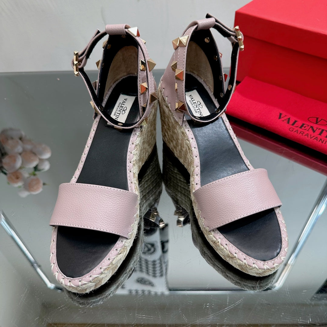 ROCKSTUD WEDGE 85 MM IN CREPE PINK CALFSKIN - 35