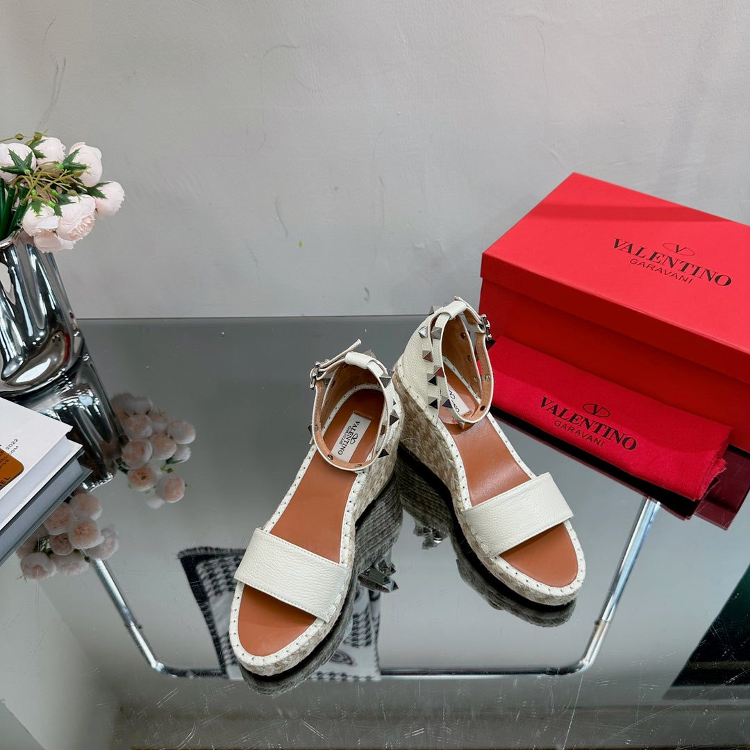 ROCKSTUD WEDGE 85 MM IN WHITE CALFSKIN - 35