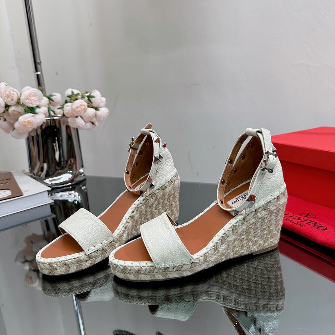 ROCKSTUD WEDGE 85 MM IN WHITE CALFSKIN - 35