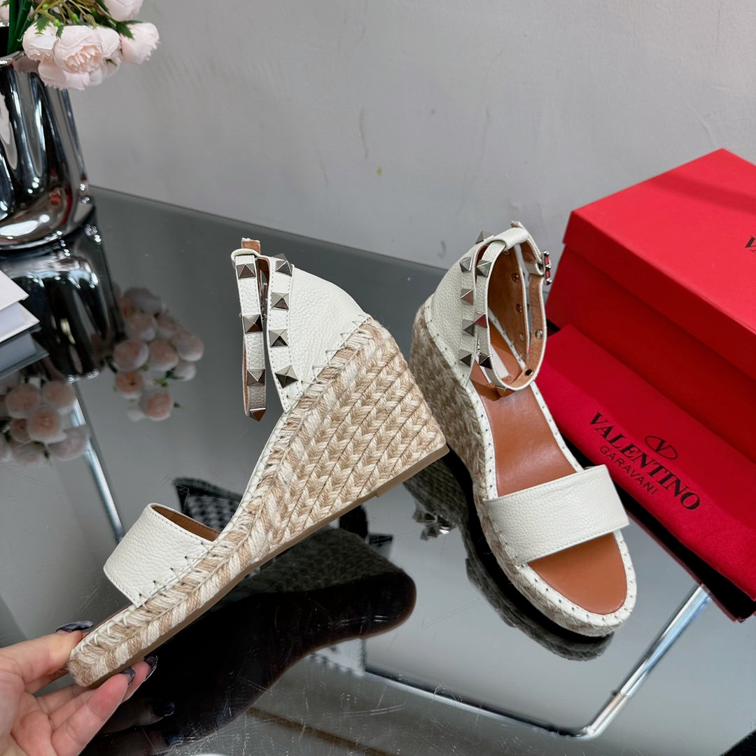 ROCKSTUD WEDGE 85 MM IN WHITE CALFSKIN - 35