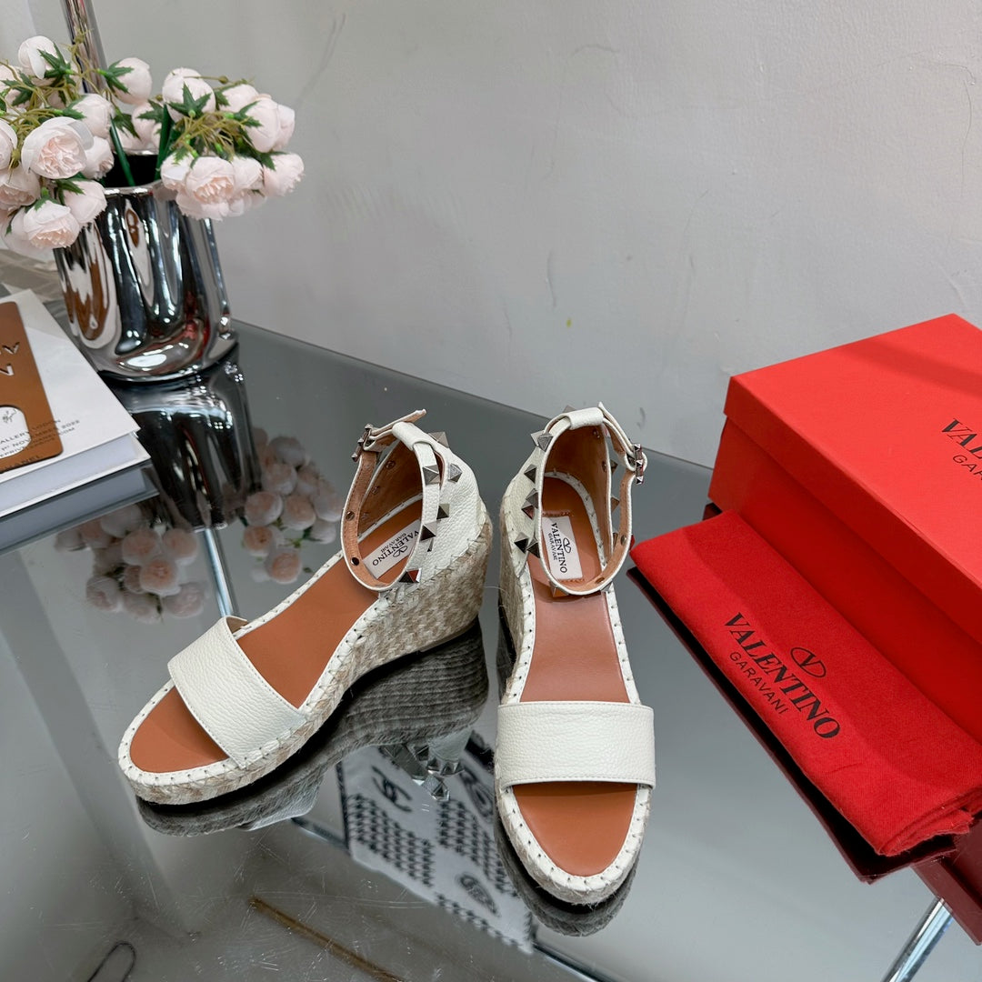 ROCKSTUD WEDGE 85 MM IN WHITE CALFSKIN - 35