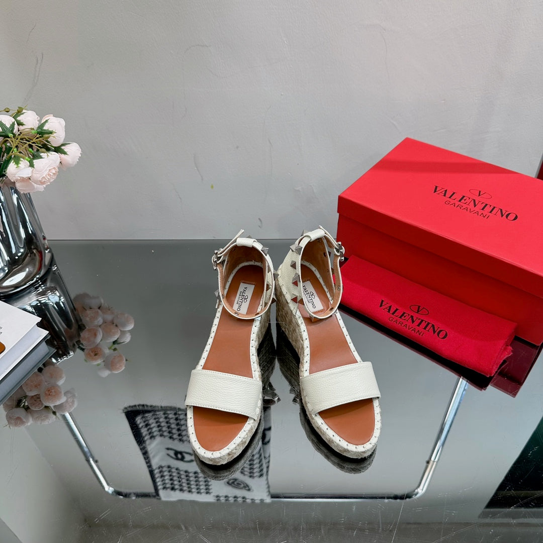 ROCKSTUD WEDGE 85 MM IN WHITE CALFSKIN - 35