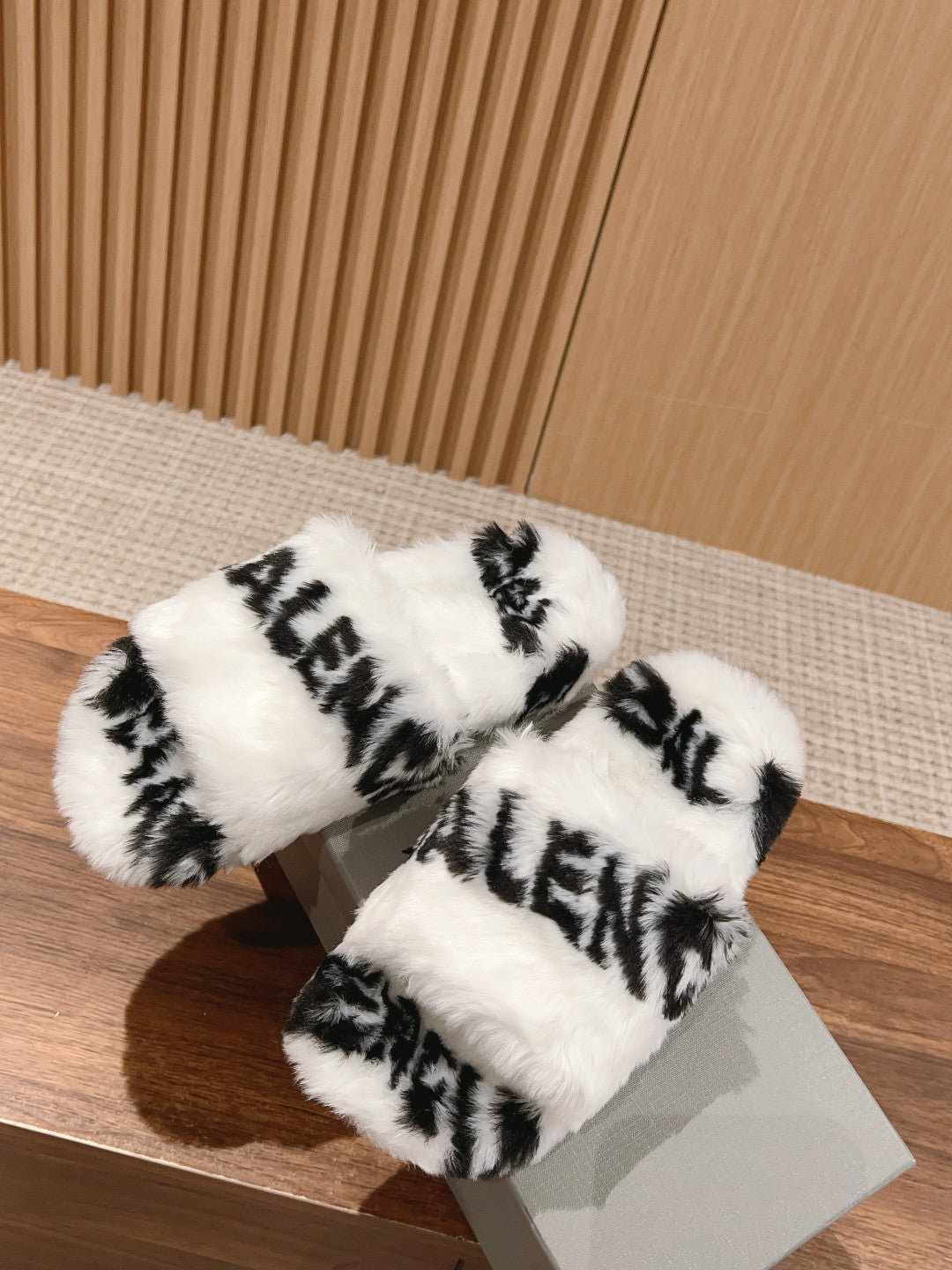 LAMB WOOL SLIPPER WHITE MIX BLACK - 35