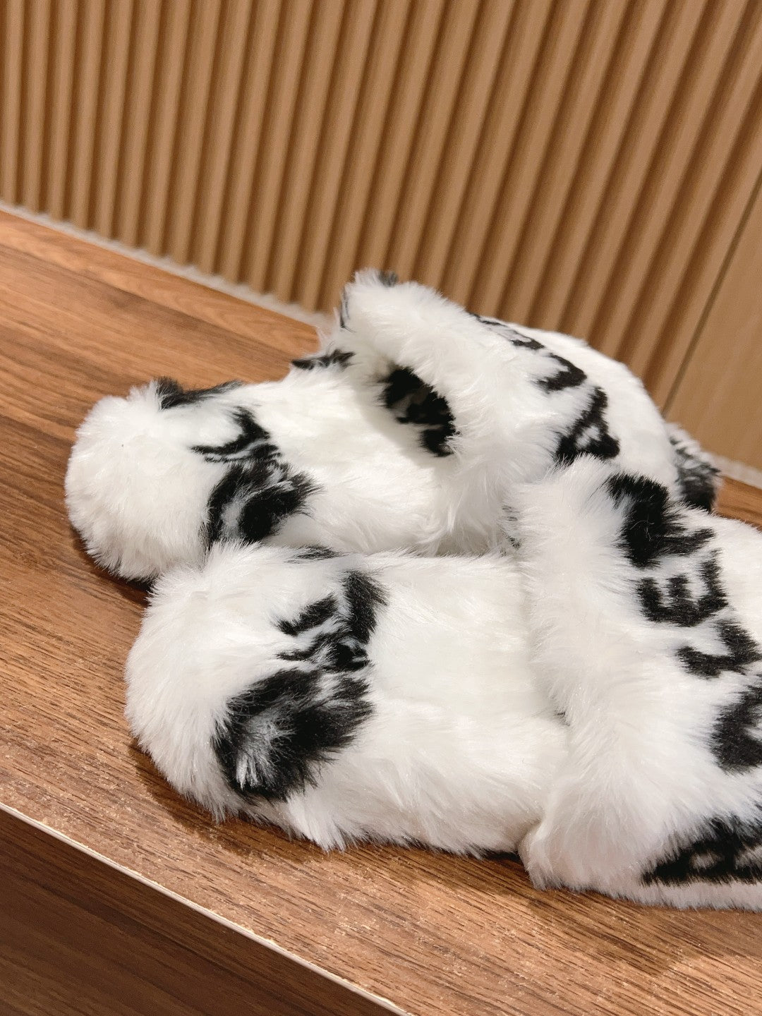 LAMB WOOL SLIPPER WHITE MIX BLACK - 35