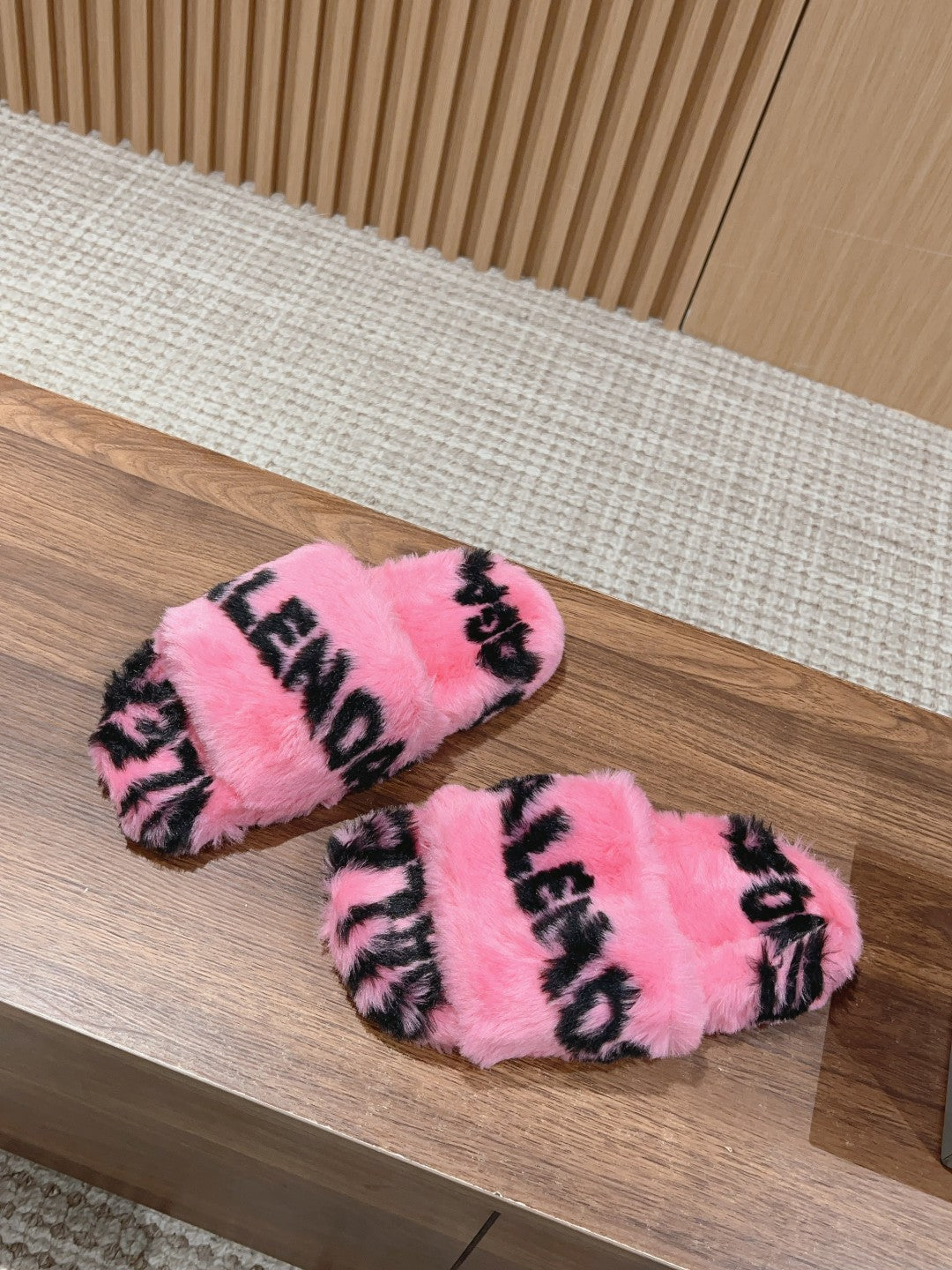 LAMB WOOL SLIPPER PINK AND BLACK - 35