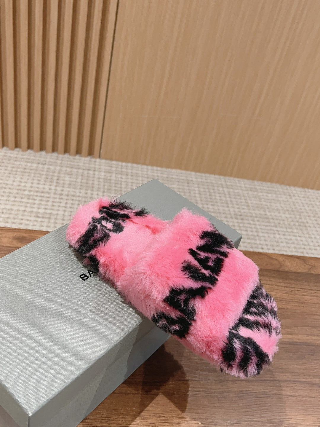 LAMB WOOL SLIPPER PINK AND BLACK - 35