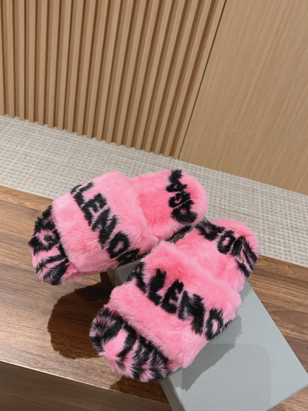 LAMB WOOL SLIPPER PINK AND BLACK - 35