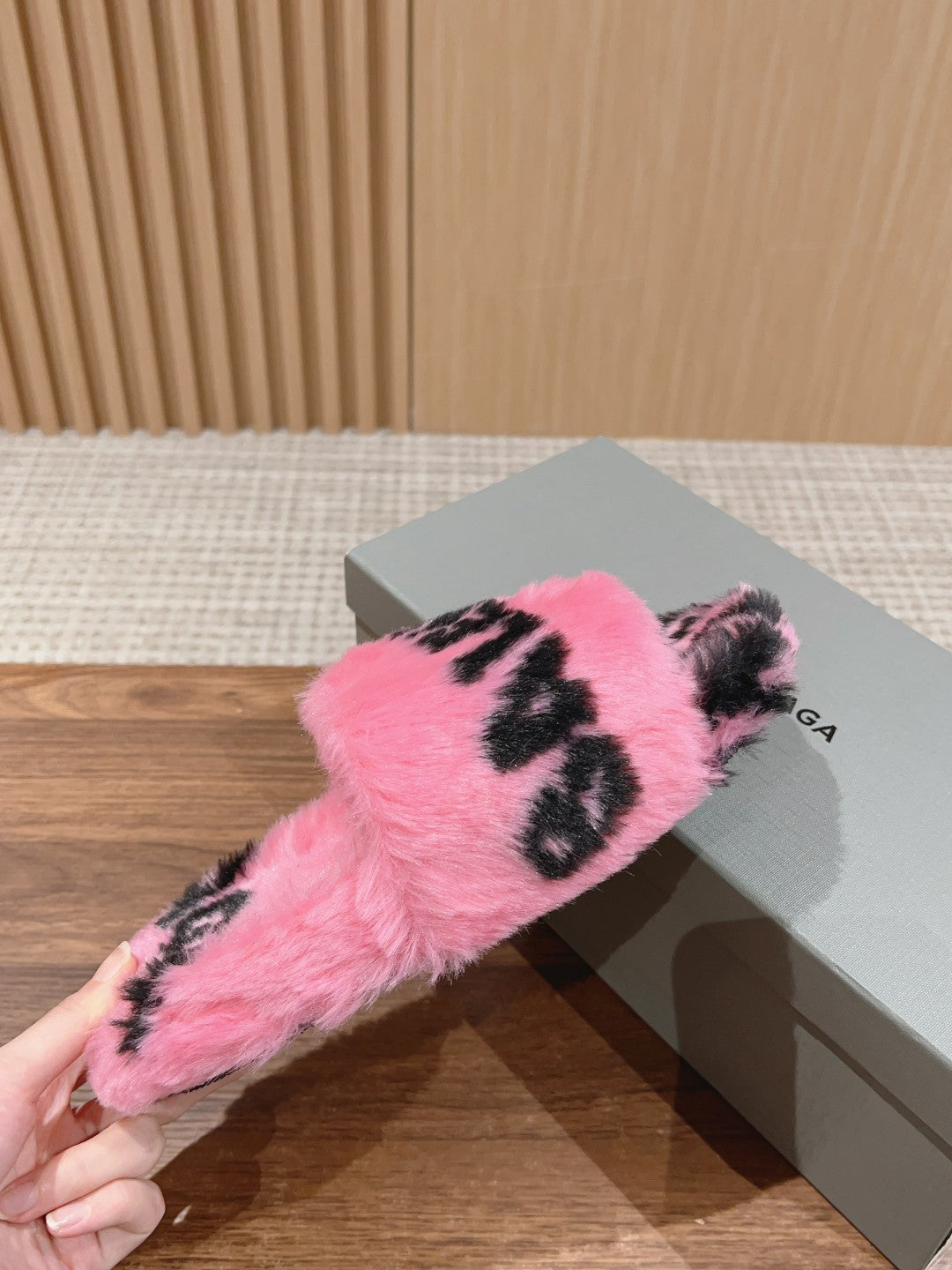 LAMB WOOL SLIPPER PINK AND BLACK - 35