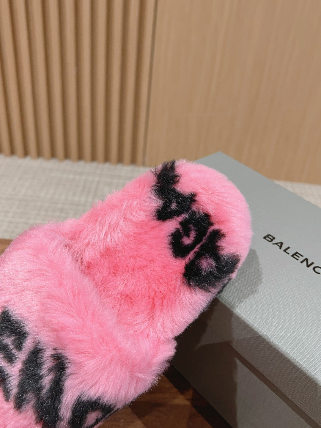 LAMB WOOL SLIPPER PINK AND BLACK - 35