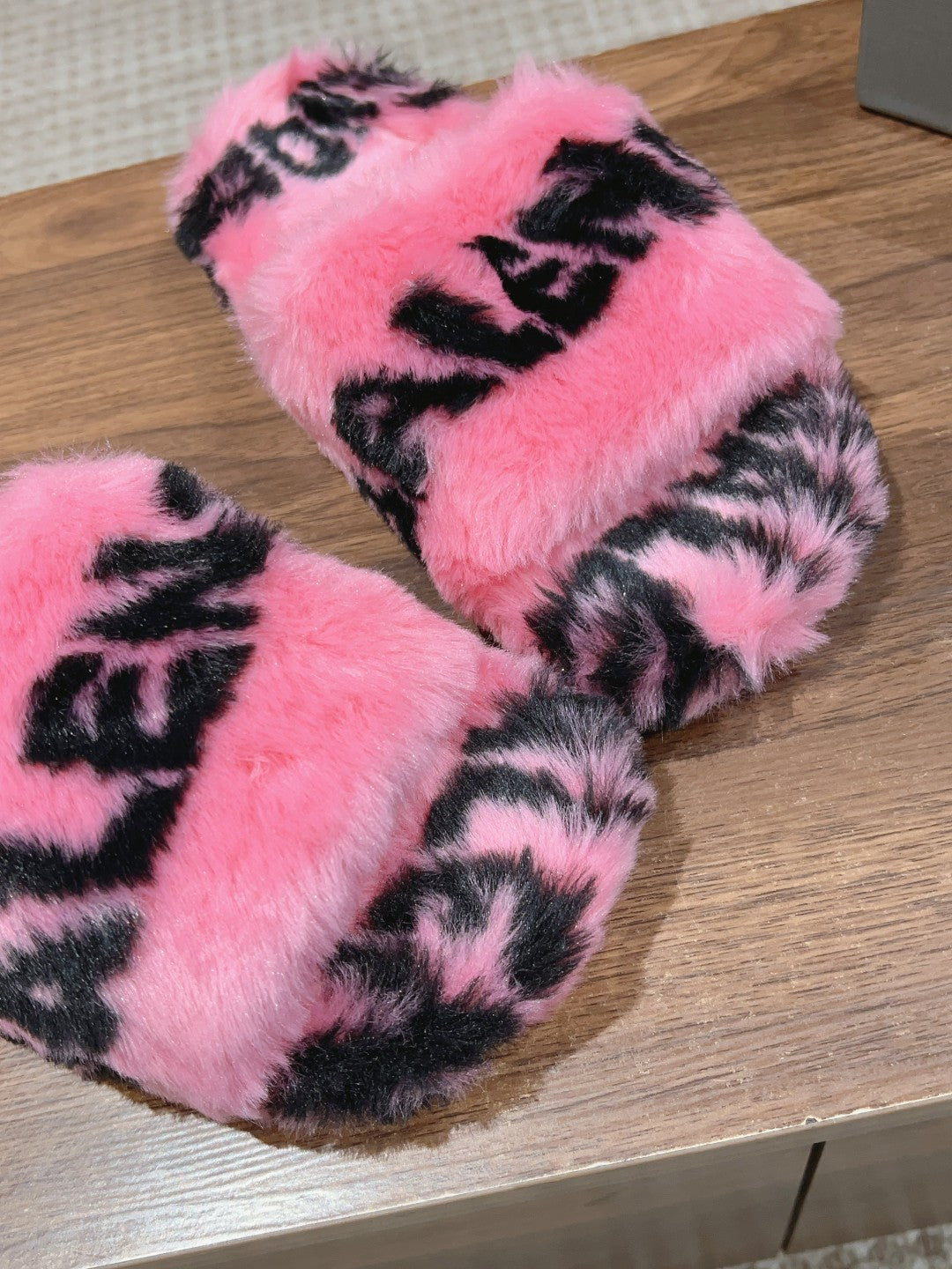 LAMB WOOL SLIPPER PINK AND BLACK - 35