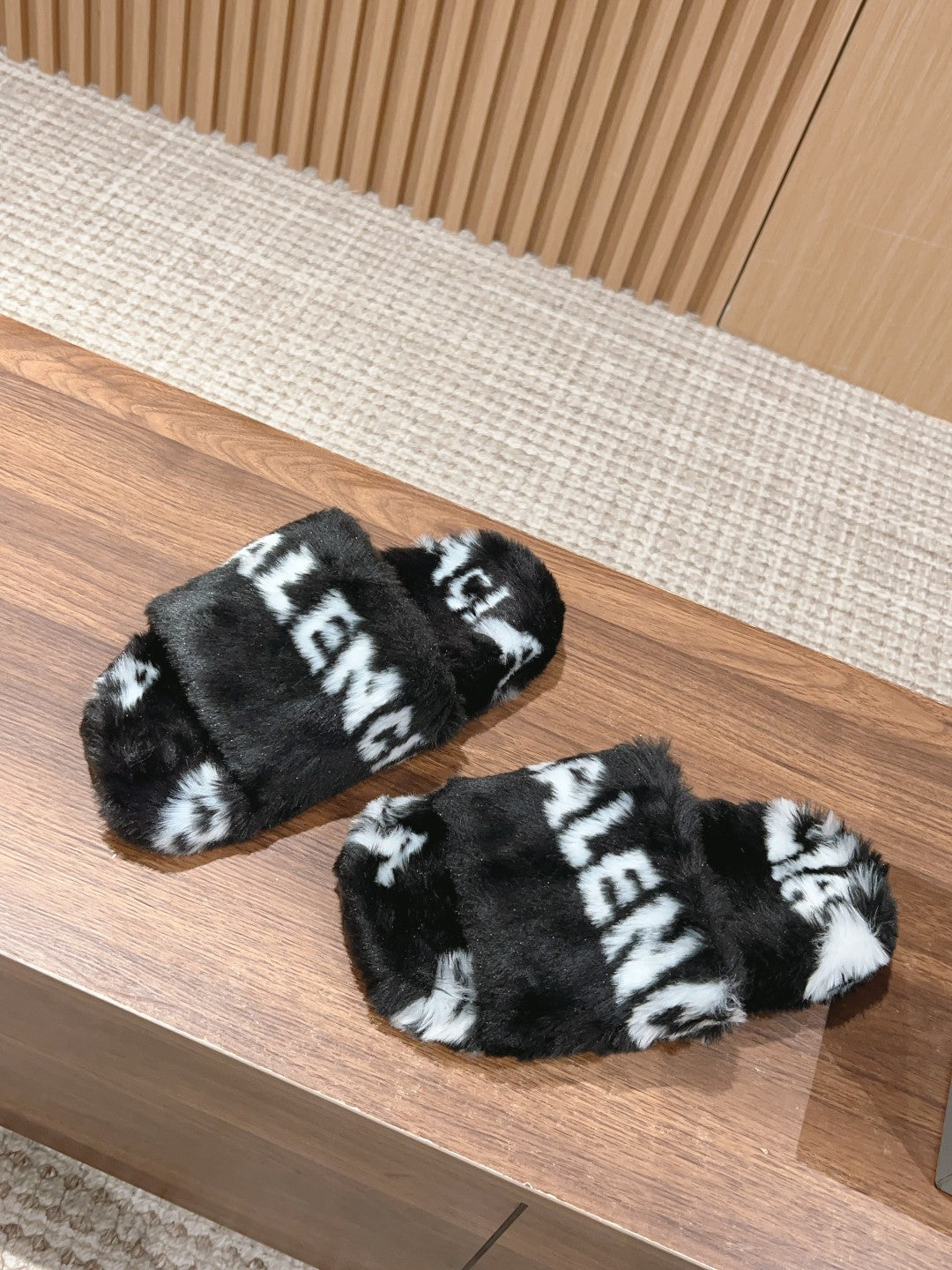 LAMB WOOL SLIPPER BLACK AND WHITE - 35