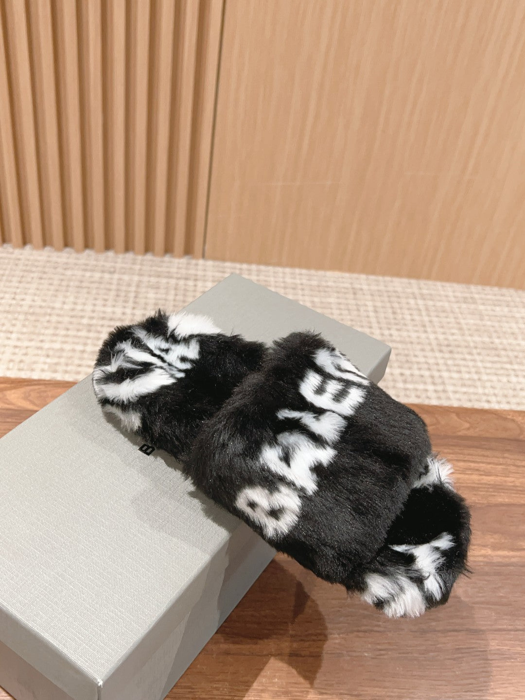 LAMB WOOL SLIPPER BLACK AND WHITE - 35