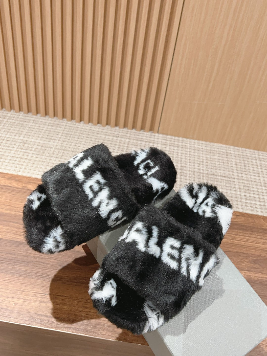 LAMB WOOL SLIPPER BLACK AND WHITE - 35