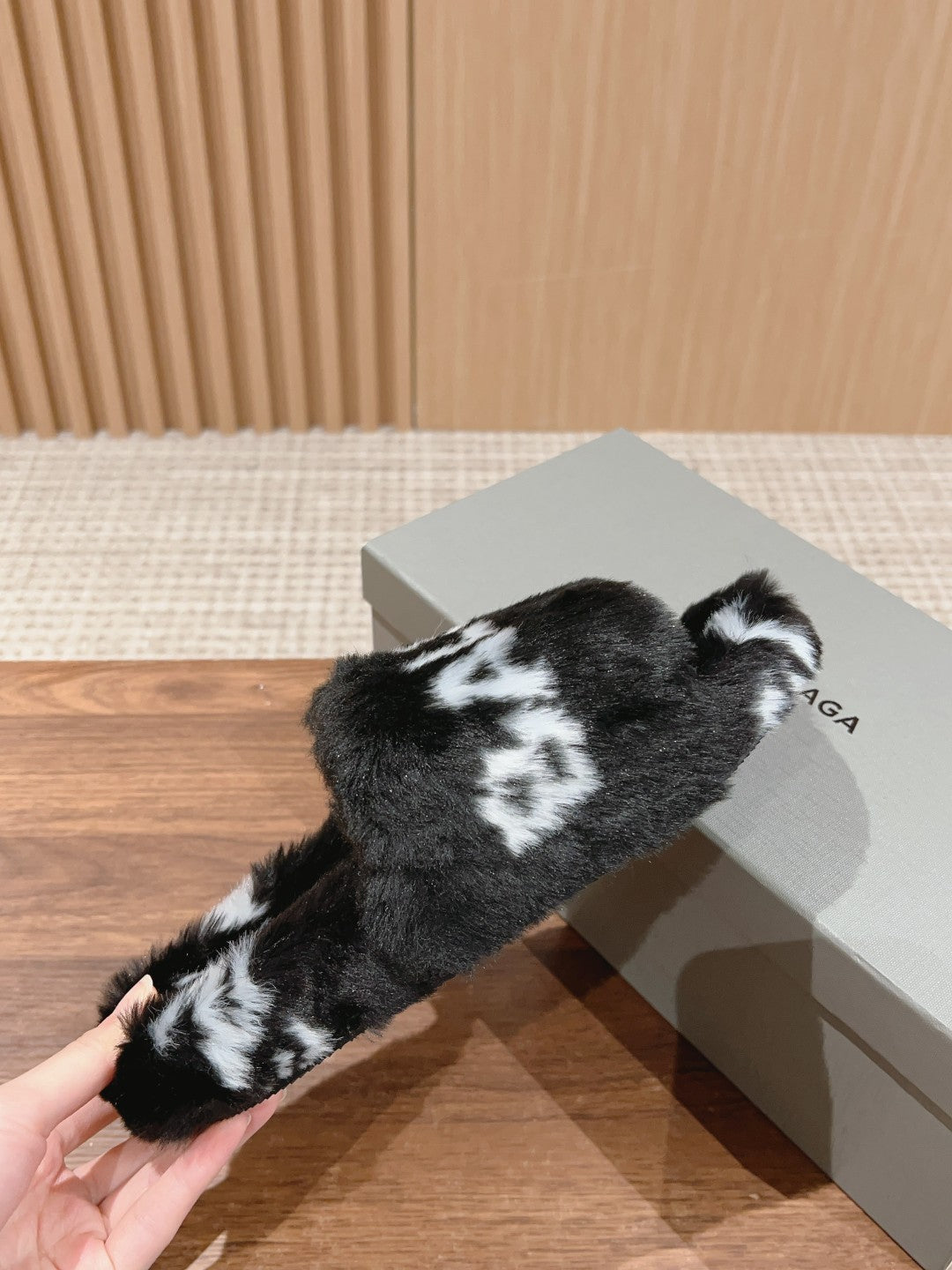 LAMB WOOL SLIPPER BLACK AND WHITE - 35