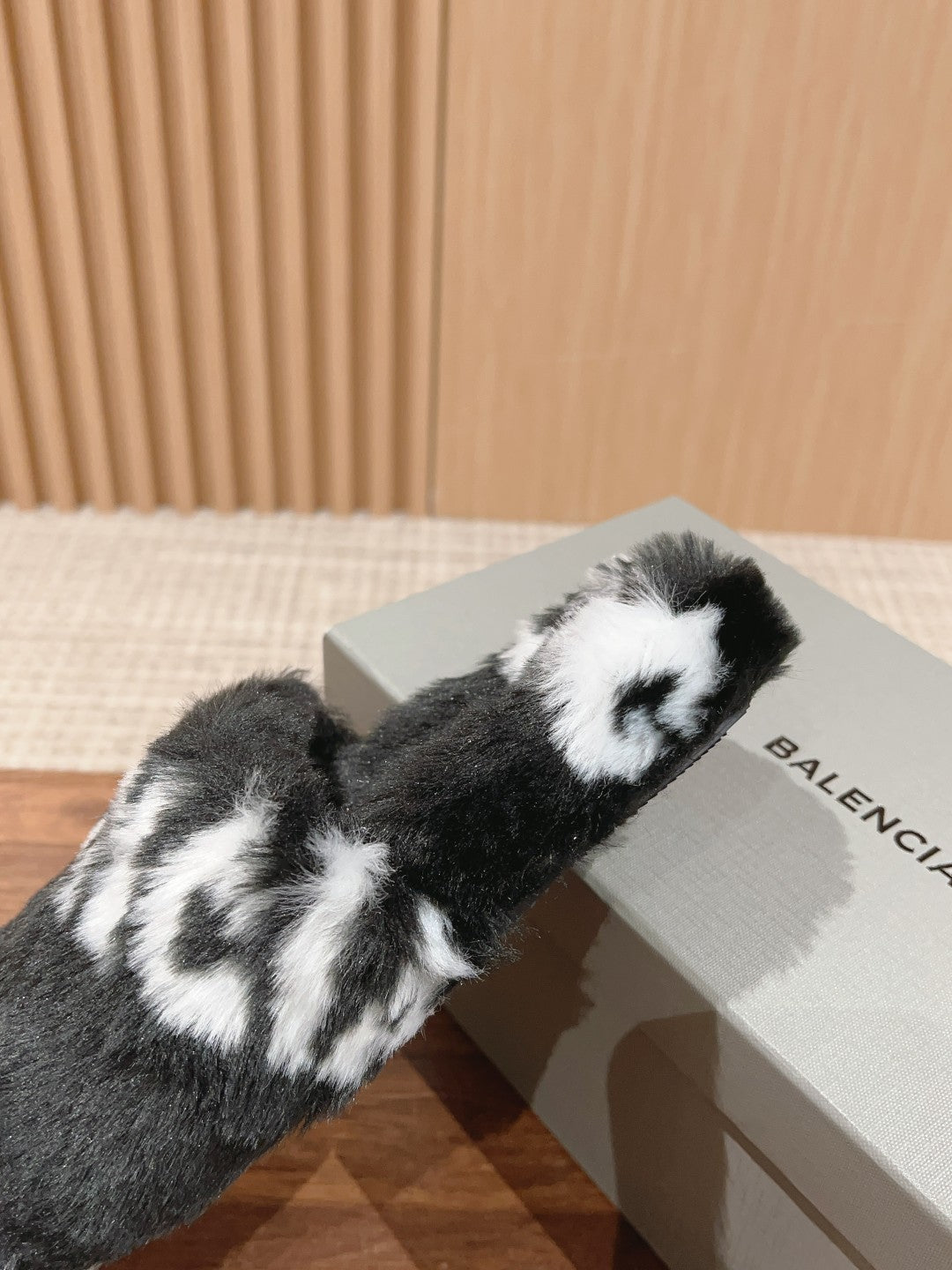 LAMB WOOL SLIPPER BLACK AND WHITE - 35