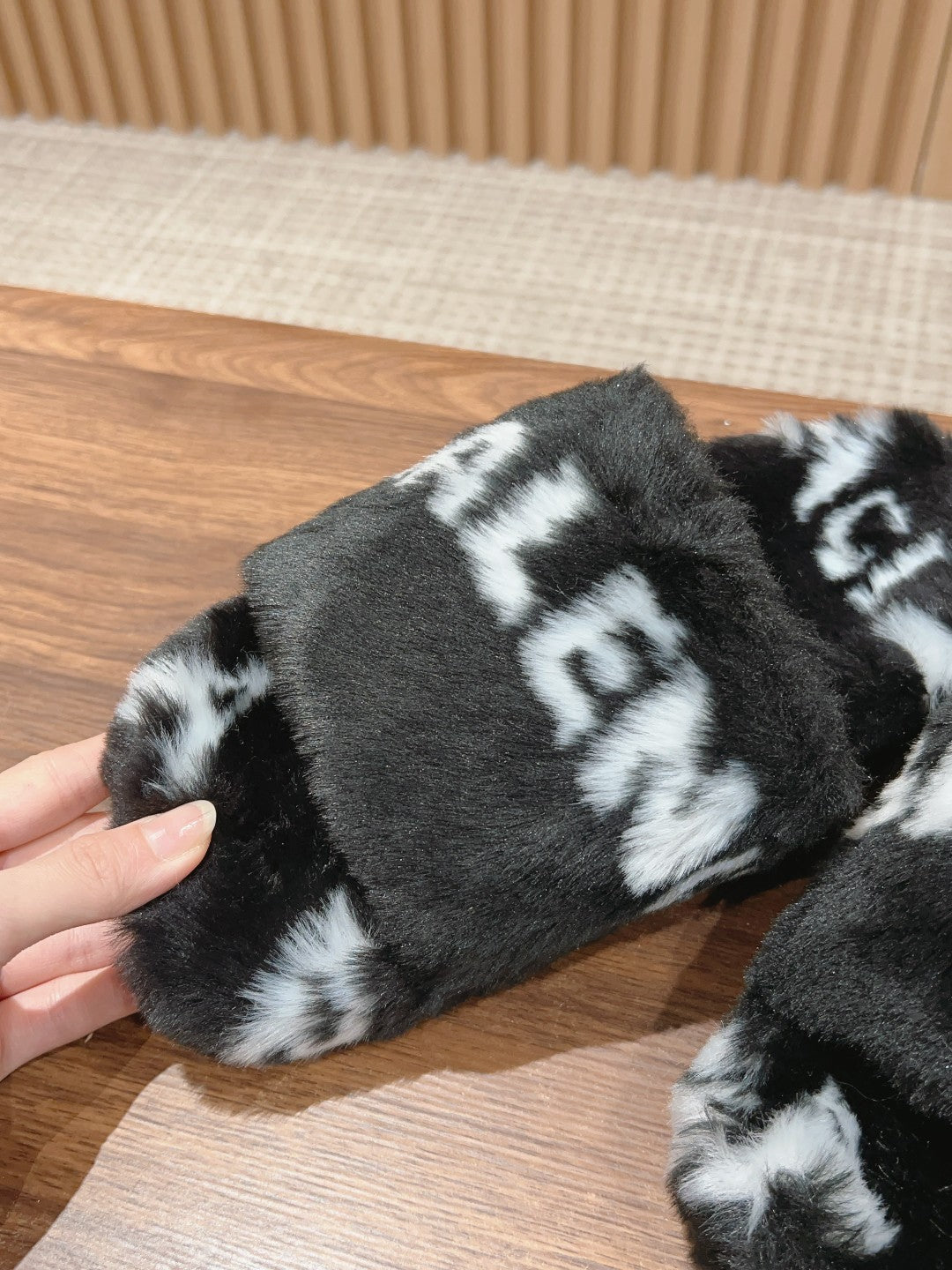 LAMB WOOL SLIPPER BLACK AND WHITE - 35