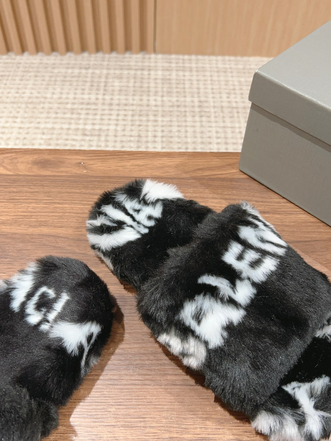LAMB WOOL SLIPPER BLACK AND WHITE - 35