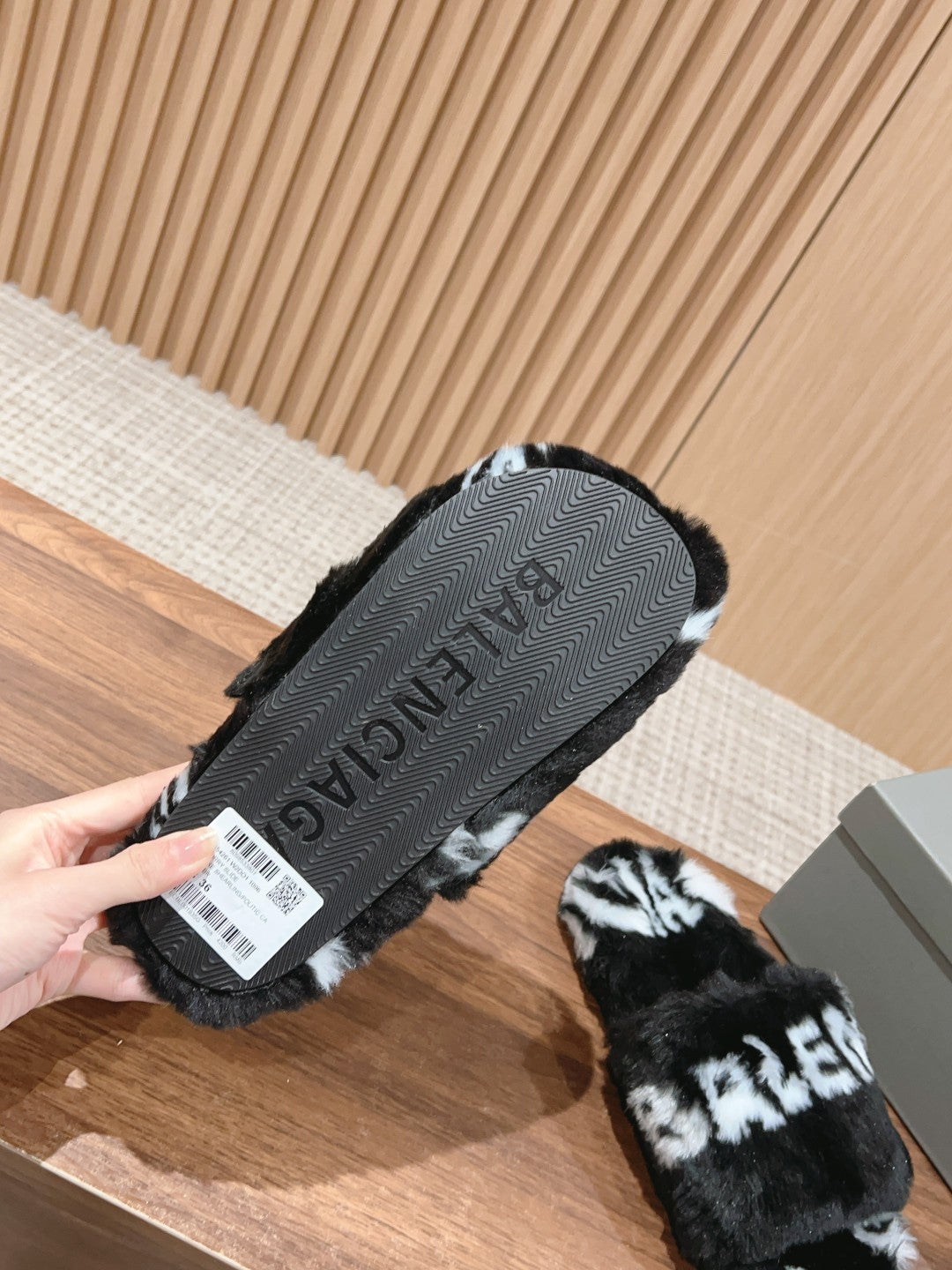 LAMB WOOL SLIPPER BLACK AND WHITE - 35
