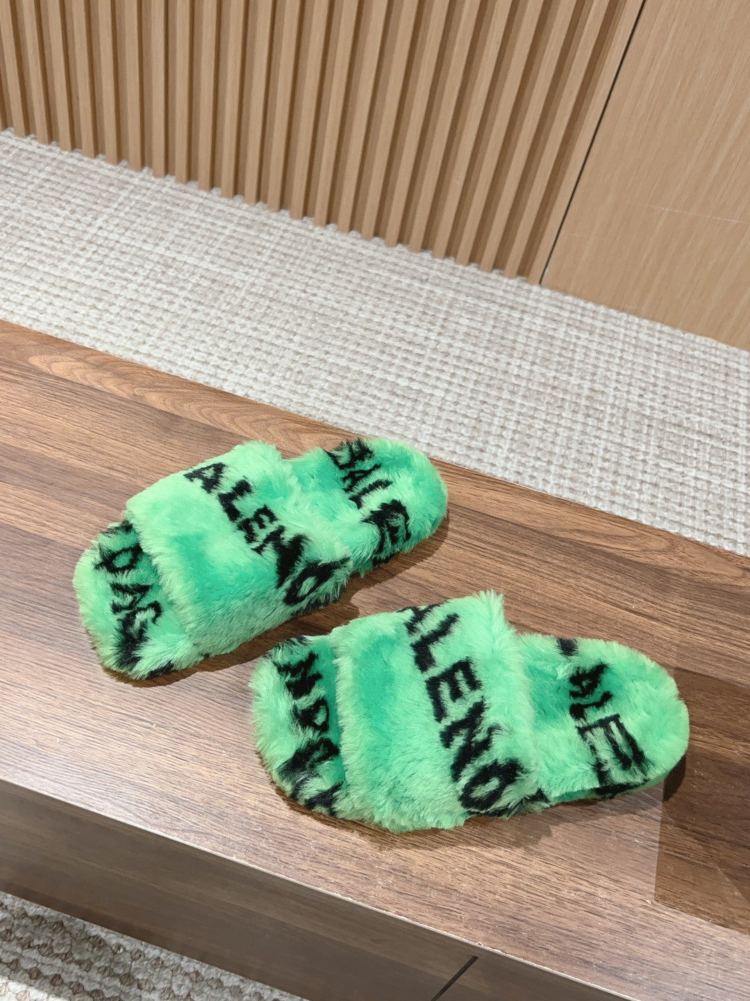 LAMB WOOL SLIPPER GREEN AND BLACK - 35