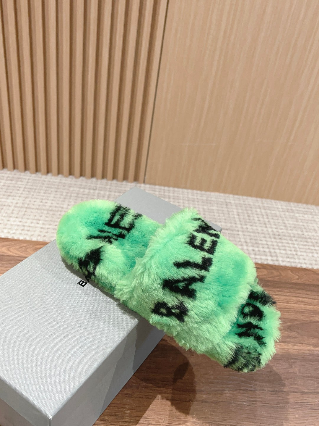 LAMB WOOL SLIPPER GREEN AND BLACK - 35