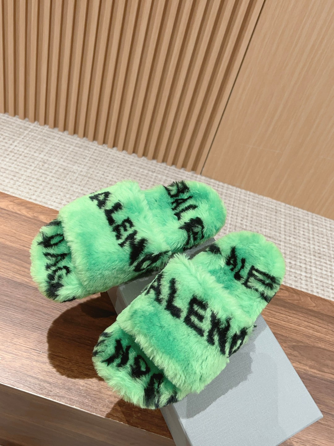 LAMB WOOL SLIPPER GREEN AND BLACK - 35