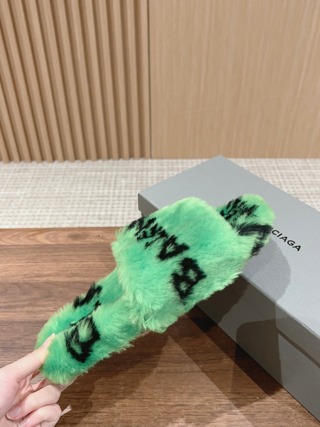 LAMB WOOL SLIPPER GREEN AND BLACK - 35