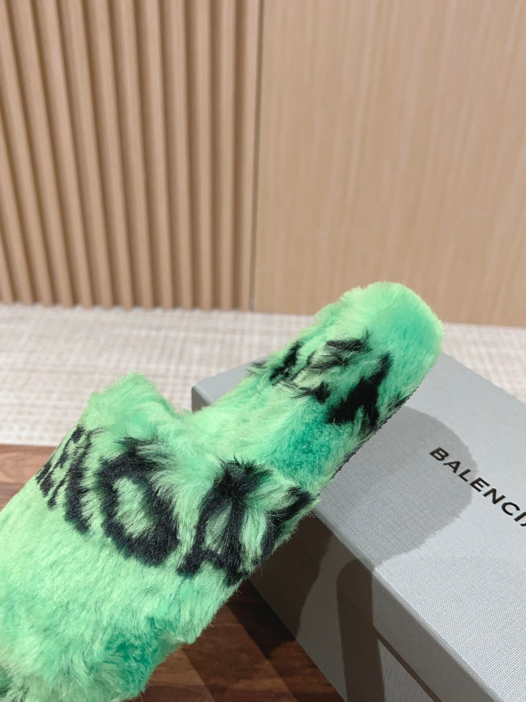 LAMB WOOL SLIPPER GREEN AND BLACK - 35