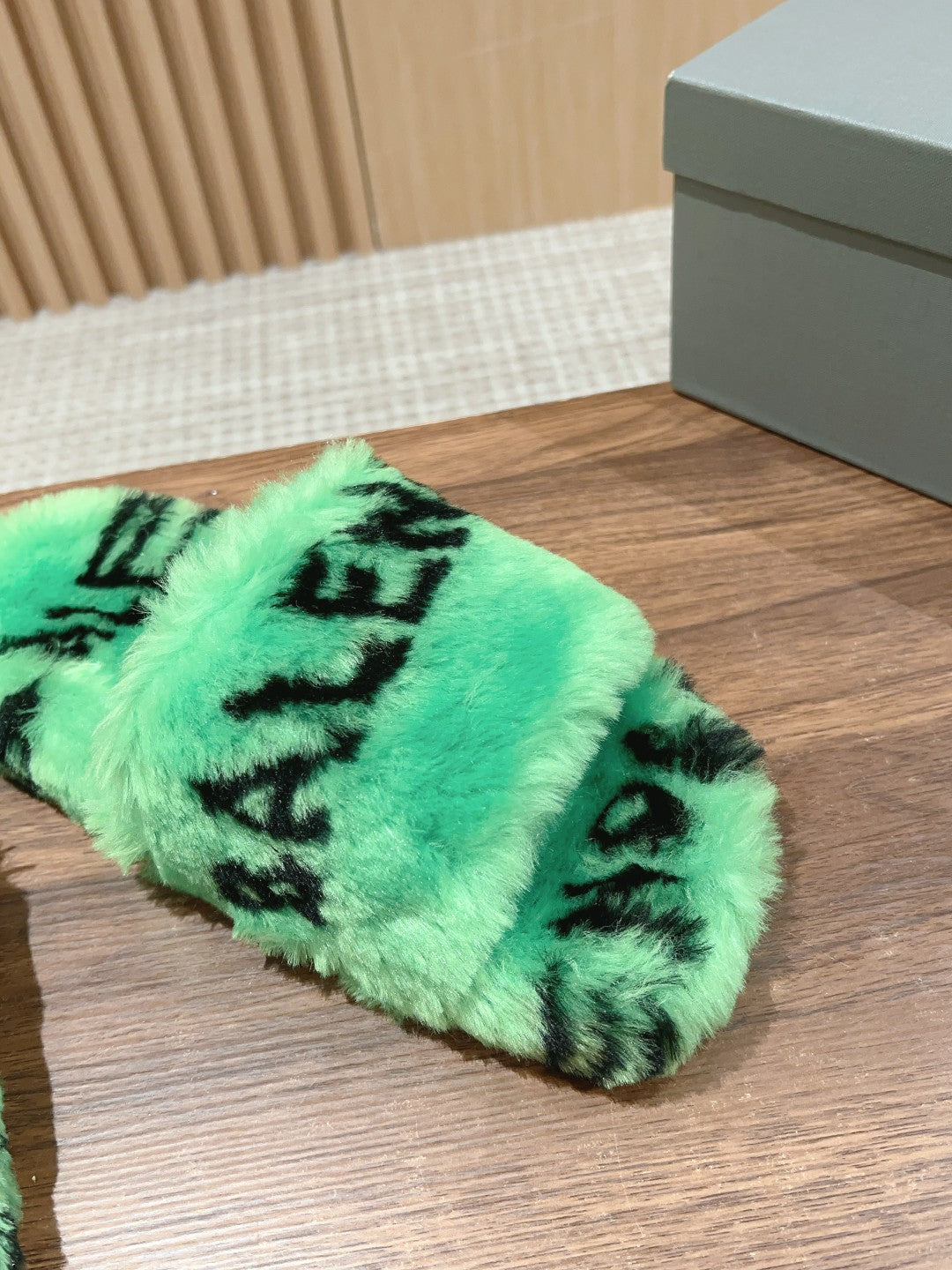LAMB WOOL SLIPPER GREEN AND BLACK - 35