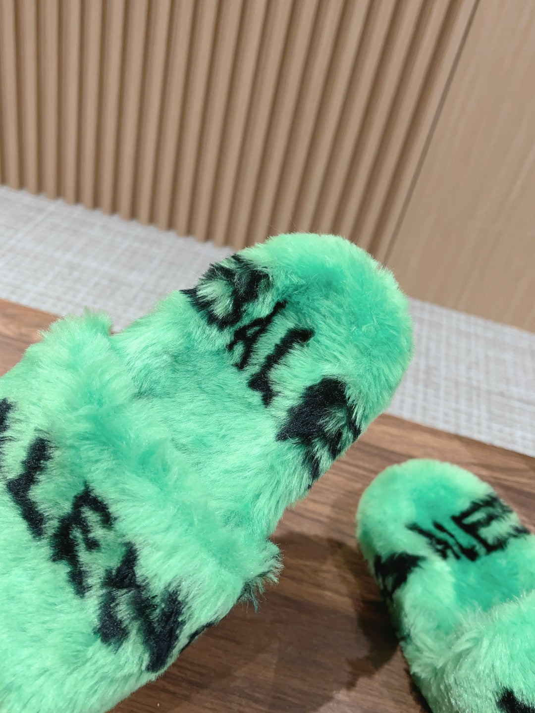 LAMB WOOL SLIPPER GREEN AND BLACK - 35