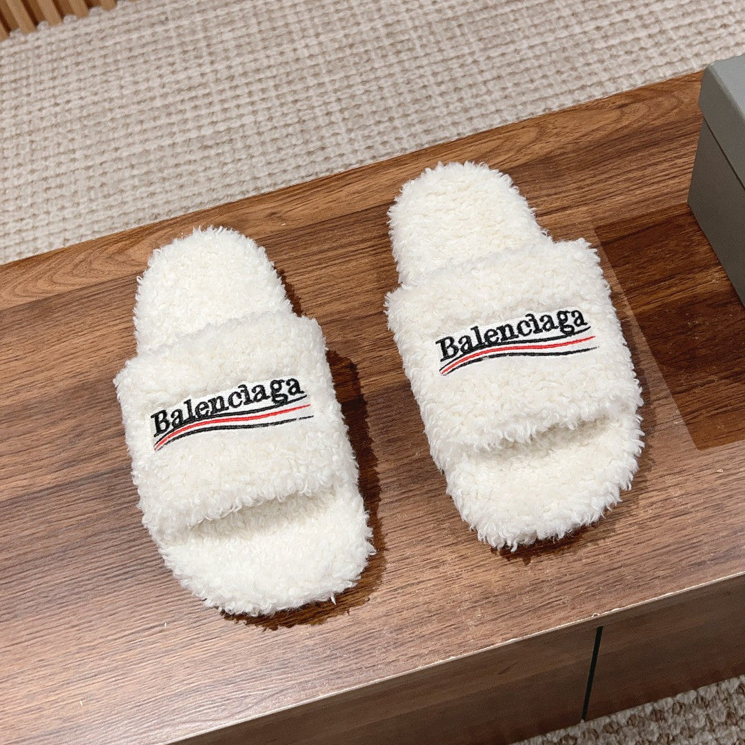 FURRY SLIDES IN WHITE CURLY SHEARLING - 35